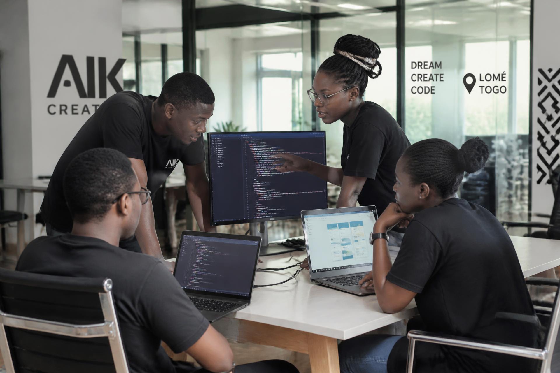 L'équipe MAC AGENCE en atelier de conception à Lomé, Togo